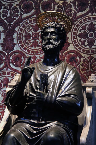 Estatua de San Pedro en el Vaticano. Roma, Italia — Foto de Stock