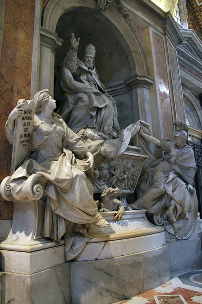 Interior de la Basílica de San Pedro. Roma, Italia — Foto de Stock