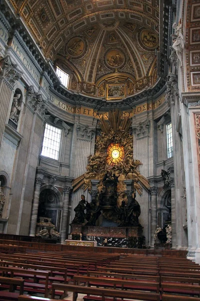Main altar in basilica St. Peter in Vatican. — Stock Photo, Image