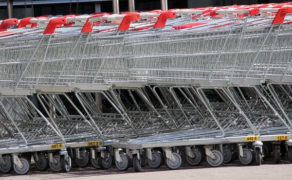 Alışveriş sepetlerini boş bir metal — Stok fotoğraf