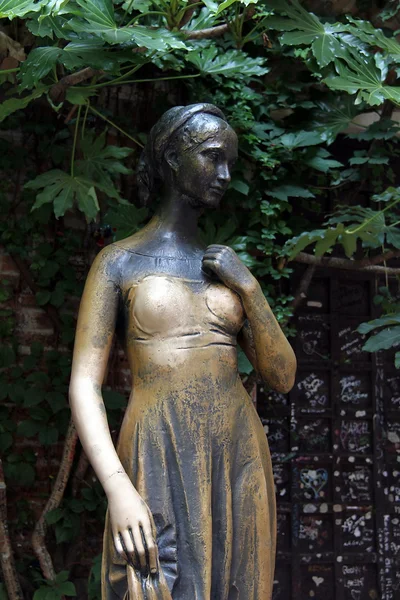 Statue de Juliette près de la maison à Vérone — Photo