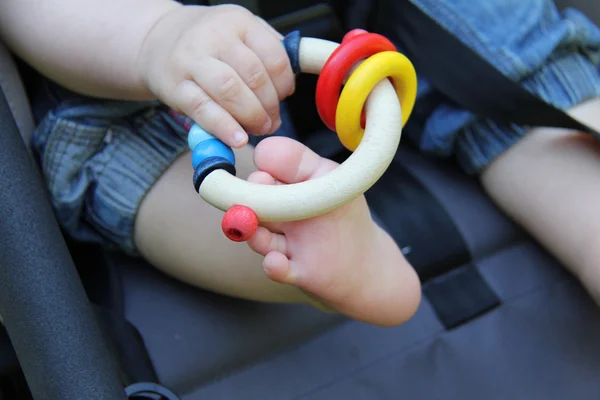 Baby spielt mit einem Spielzeug — Stockfoto