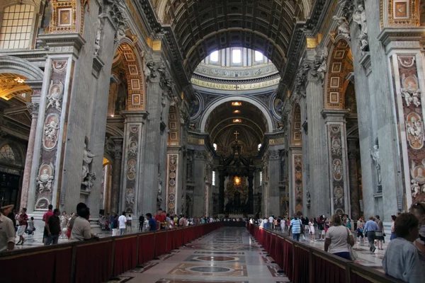 Wnętrze St peter's basilica. Watykan — Zdjęcie stockowe
