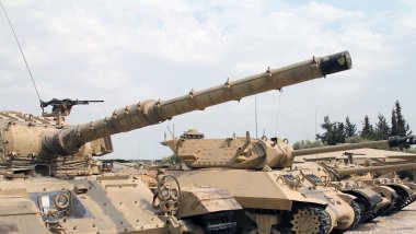 eski askeri tanklar yan yana inşa