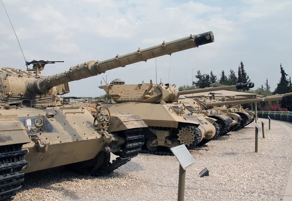 Старые военные танки, построенные в высоту — стоковое фото