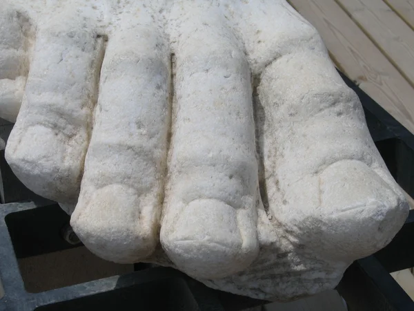 巨型大理石脚 — 图库照片