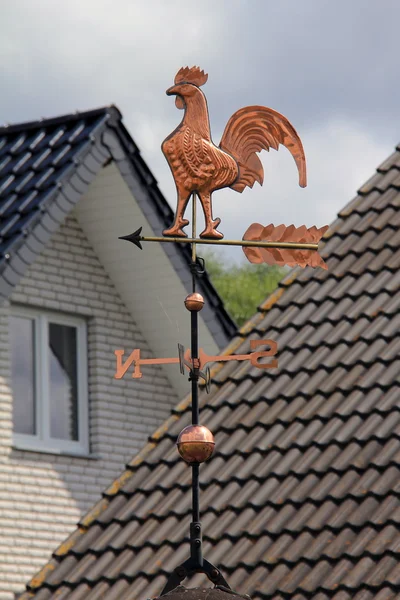 Gold Weathercock sul tetto — Foto Stock
