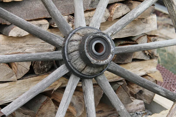 Antieke wagon wheel — Stockfoto