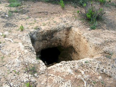 Antik mezarlar, kayaya oyulmuş