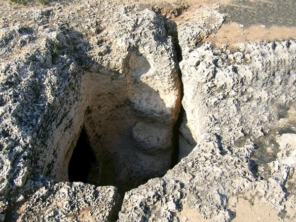 Oude graven, uitgehouwen in de rots — Stockfoto