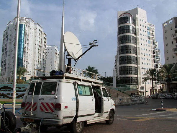 Un reportaje televisivo en vivo desde el sitio del ataque terrorista con cohetes —  Fotos de Stock