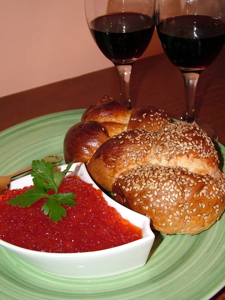 Roter Kaviar, Challah und zwei Gläser Rotwein — Stockfoto