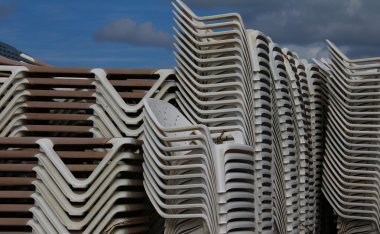 yığılmış koltuklar