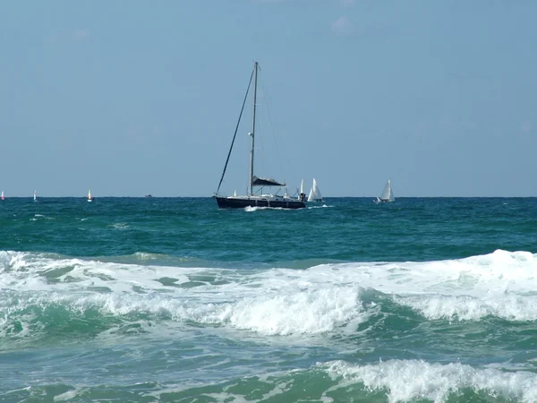 Яхта на открытом море — стоковое фото