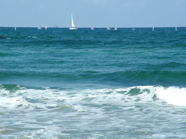 Yates en el mar espacio abierto —  Fotos de Stock