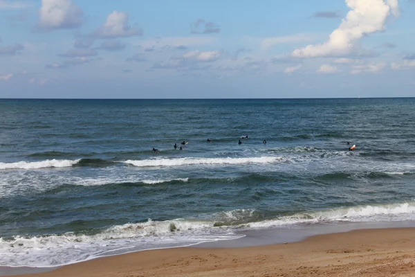 Mar azul e surfistas — Fotografia de Stock