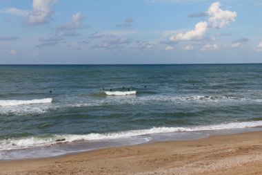 mavi deniz ve sörfçü