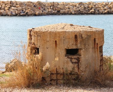 Deniz kenarındaki eski savaş sığınağı