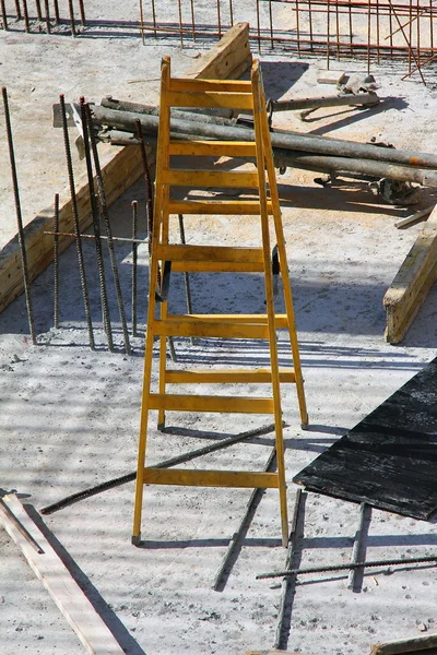Escalera amarilla en el sitio de construcción — Foto de Stock