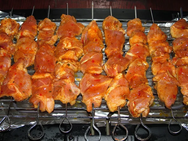 Carne marinada em espetos metálicos — Fotografia de Stock