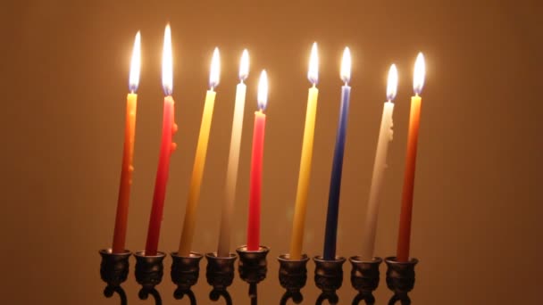 Fel verlicht hanukkah kaarsen — Stockvideo