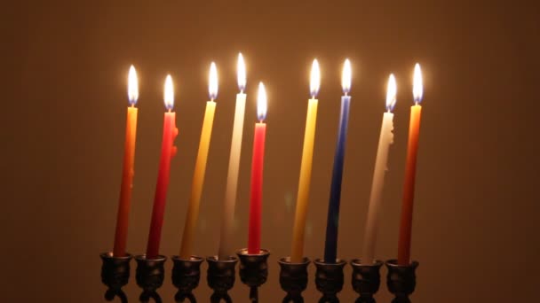 Λαμπρά αναμμένα κεριά hanukkah — Αρχείο Βίντεο