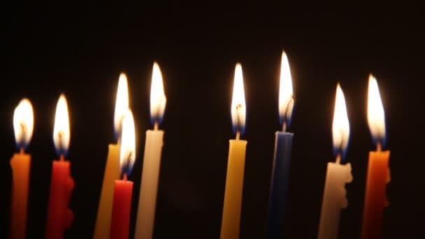 Velas de Hanukkah brillantemente encendidas — Vídeo de stock