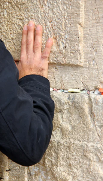 Hand of praying man on the Western Wall in Jerusalem — Stock Photo, Image