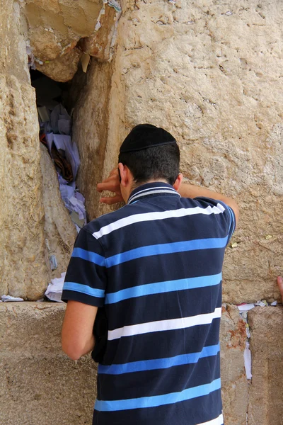 Penyembah Yahudi berdoa di Tembok Ratapan sebuah situs keagamaan Yahudi penting di Yerusalem, Israel . — Stok Foto