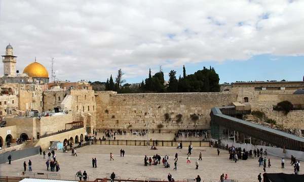 Jewish worshipers pray at the Wailing Wall — Stock Photo, Image