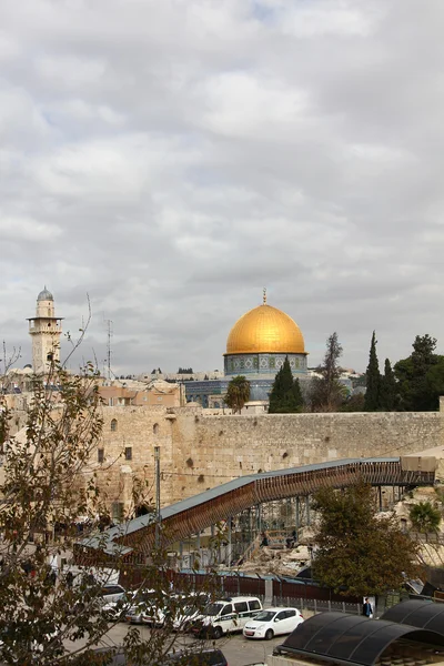 Jewish worshipers pray at the Wailing Wall — Stock Photo, Image