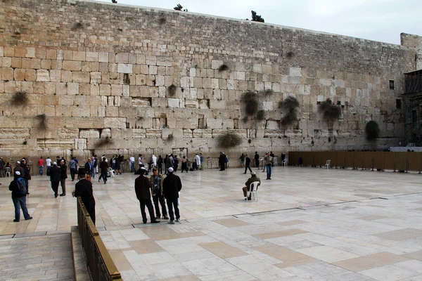 Jewish worshipers pray at the Wailing Wall — Stock Photo, Image