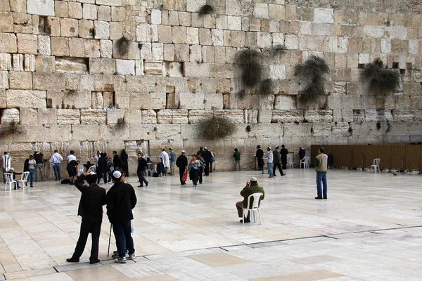 Wiernych Żydów modlić się przy ścianie płaczu — Zdjęcie stockowe