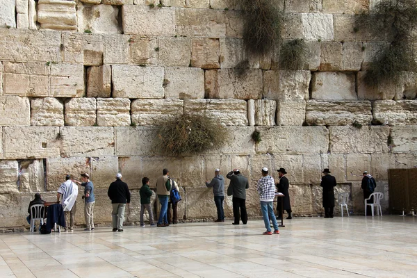 Jewish worshipers pray at the Wailing Wall — Stock Photo, Image