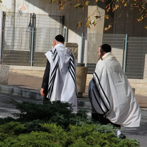 Judíos religiosos no identificados salen de la sinagoga —  Fotos de Stock