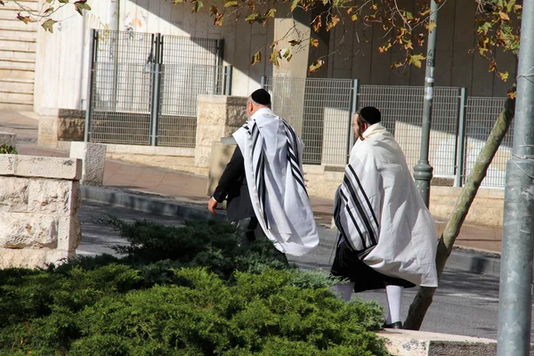 Judíos religiosos no identificados salen de la sinagoga —  Fotos de Stock