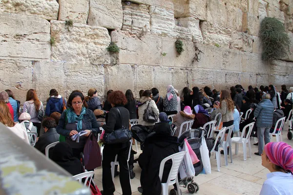 Adoradores judíos (mujeres) oran en el Muro de los Lamentos —  Fotos de Stock