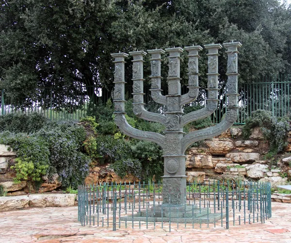 Menorah knesset Kudüs önünde