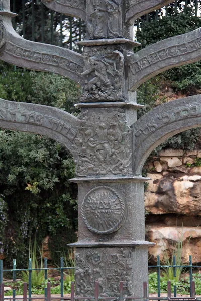 Menorah framför i knesset, jerusalem — Stockfoto