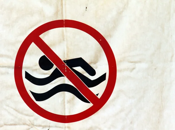 Nuoto segno proibito sulla spiaggia — Foto Stock