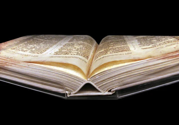 Ancient Torah in Shrine of the Book of Israel Museum in Jerusalem. — Stock Photo, Image