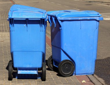 Mavi çöp kutuları