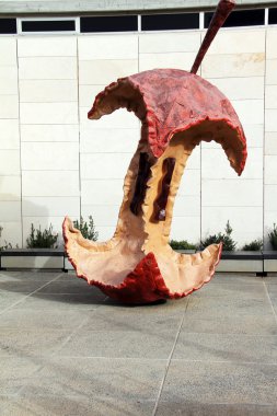 Claes oldenburg. büyük elma çekirdeği, 1992