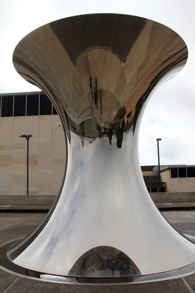 まがってください世界逆さまアニッシュ ・ カプーア彫刻、2010 — ストック写真