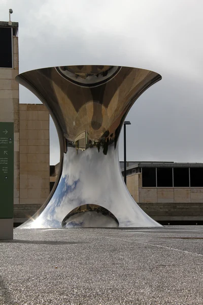 Turuning a világ fejjel lefelé Anish Kapoor és szobor, 2010 — Stock Fotó