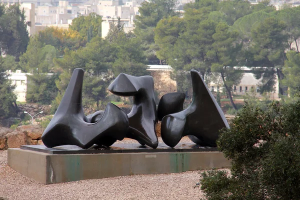 Vertebrae by Henry Moore sculpture — Stock Photo, Image