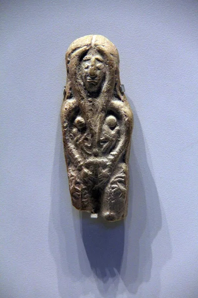 Antigua escultura pequeña que representa a una madre y gemelos en el Museo de Israel — Foto de Stock