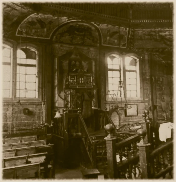 Retro photo of interior of old wooden synagogue in Grojec, Poland, early 19th century AD — Stock Photo, Image