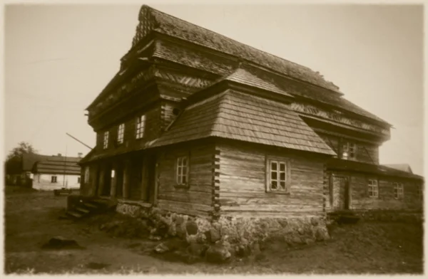 Retro fotografie staré dřevěné synagogy v 18 století n. jeziory, Polsko, — Stock fotografie