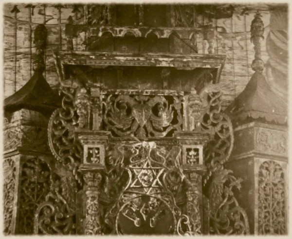 Retro photo of interior of old wooden synagogue in Wolpa, Lithuania, early 18th century AD — Stock Photo, Image